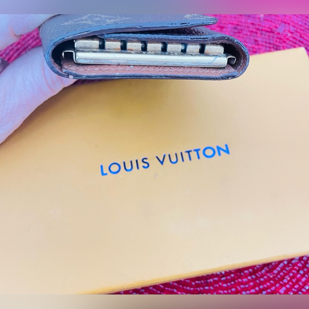 Louis Vuitton 4 Key/ card Holder. Preowned. Excellent condition with a box . - Picture 5 of 6